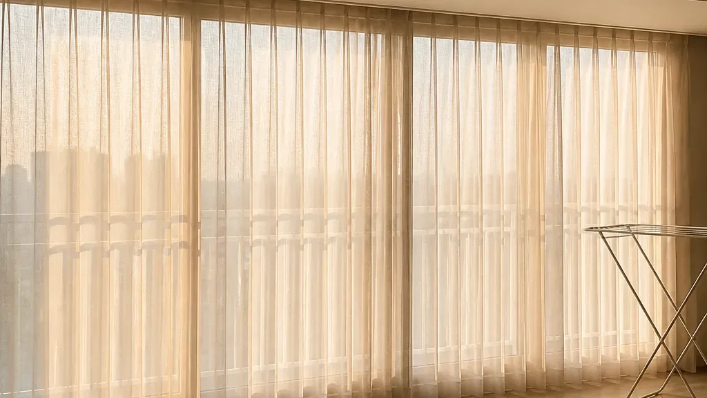 커튼 설치가 필요한 창가 예시