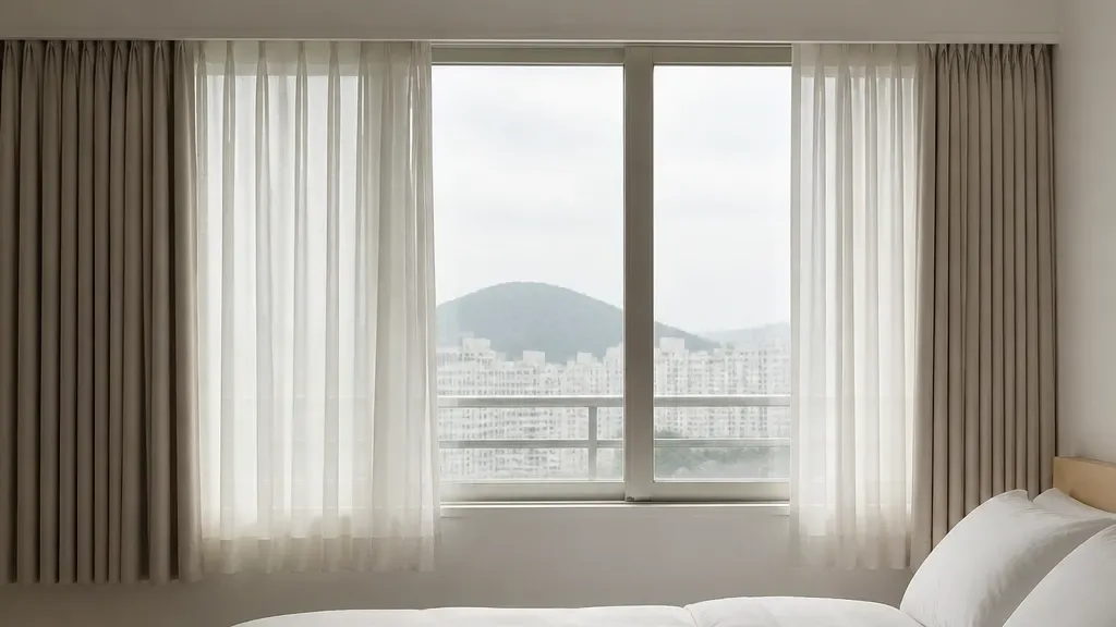커튼 맞춤제작이 필요한 창가 예시